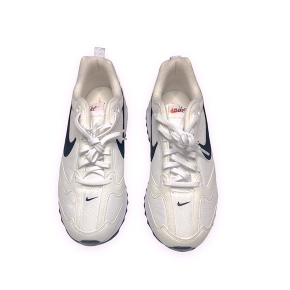 NIKE SNEAKER NEW W / OUT BOX